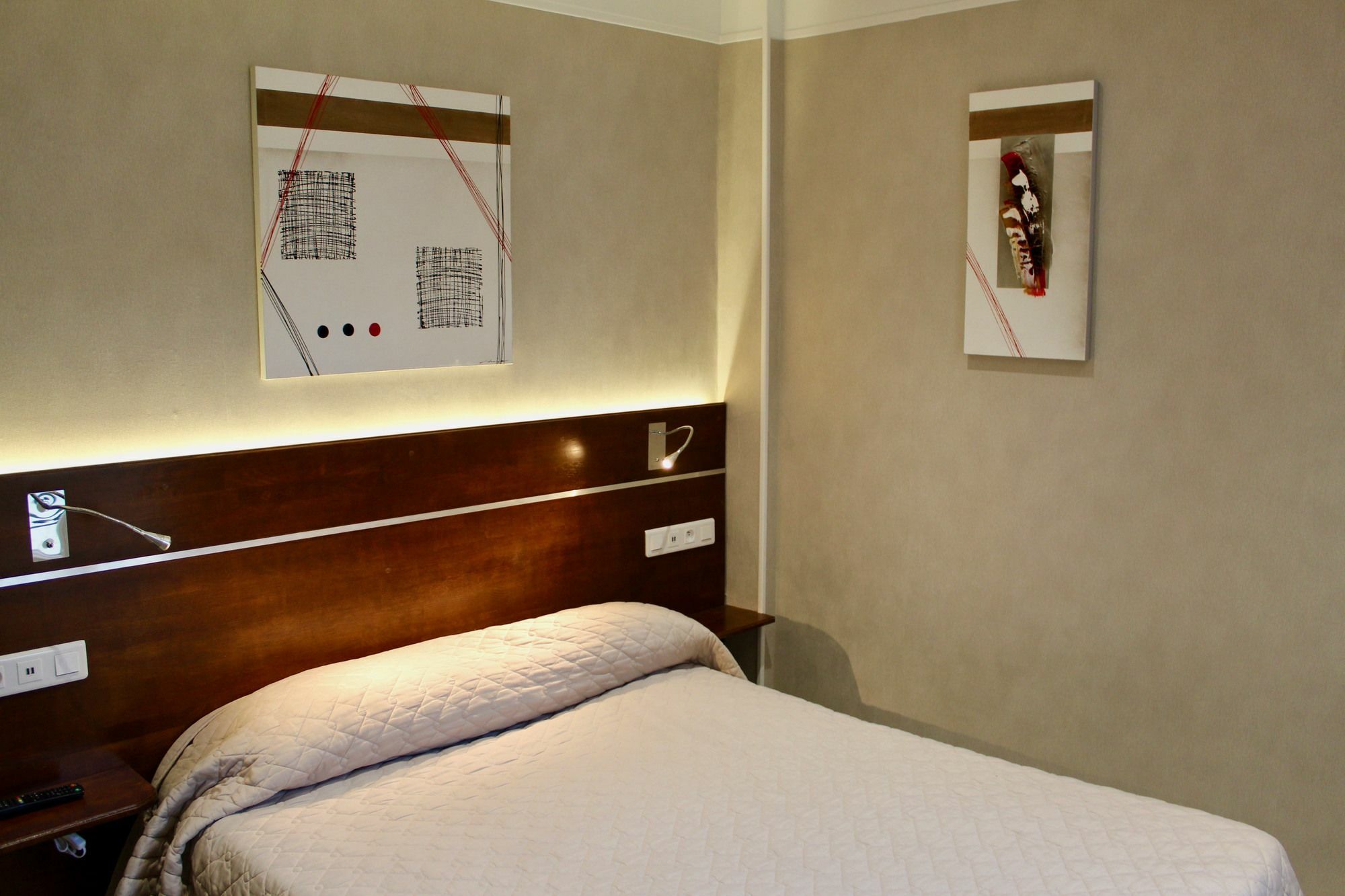 Hotel Des Pyrenees Paris Luaran gambar